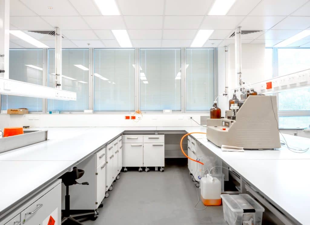 在實(shí)驗(yàn)室裝修中，廢氣處理設(shè)備應(yīng)該安裝在什么位置？