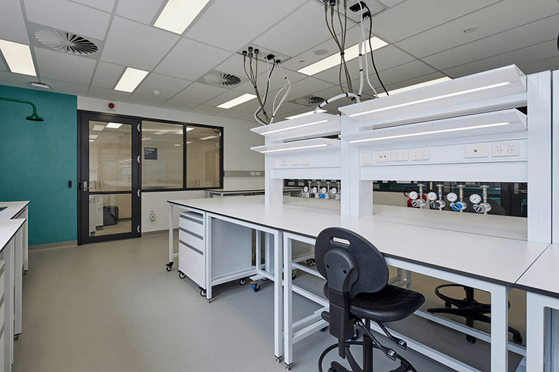 半導(dǎo)體無(wú)塵實(shí)驗(yàn)室建設(shè)：FFU 過(guò)濾 + 防靜電家具的百級(jí)凈化