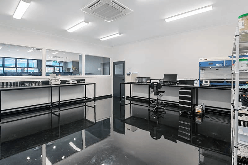 鋰電池研發(fā)實(shí)驗(yàn)室防爆設(shè)計(jì)：從通風(fēng)系統(tǒng)到防靜電家具的裝修方案