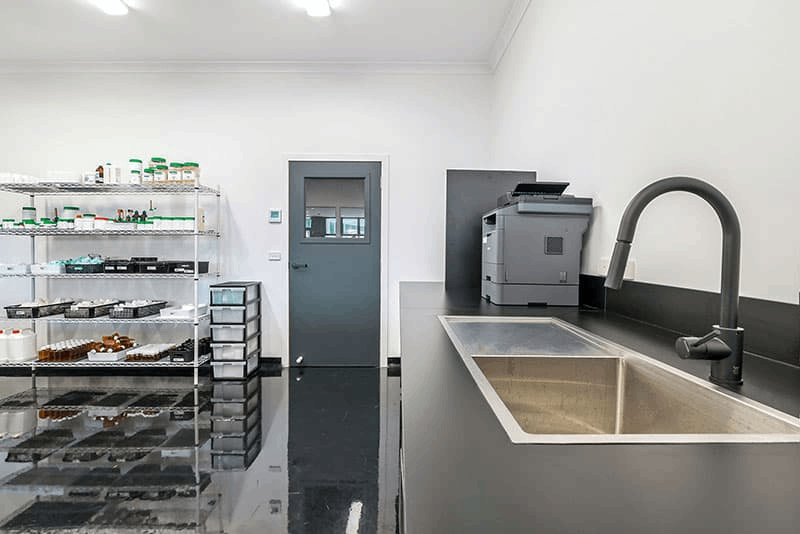 高校化學(xué)實(shí)驗(yàn)室改造：通風(fēng)柜安全距離 + 耐酸堿臺(tái)面選型避坑指