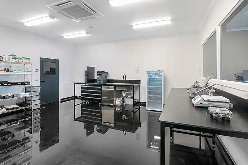 生物實(shí)驗(yàn)室通風(fēng)柜與家具安全距離：從安裝到驗(yàn)收的 20 條鐵律