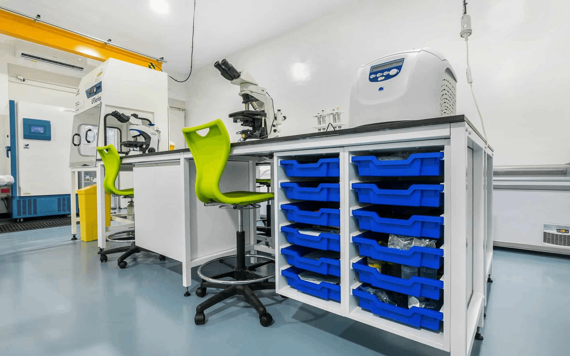 實驗室家具選錯材質損失慘重！耐酸堿臺面 VS 環氧樹脂臺面終