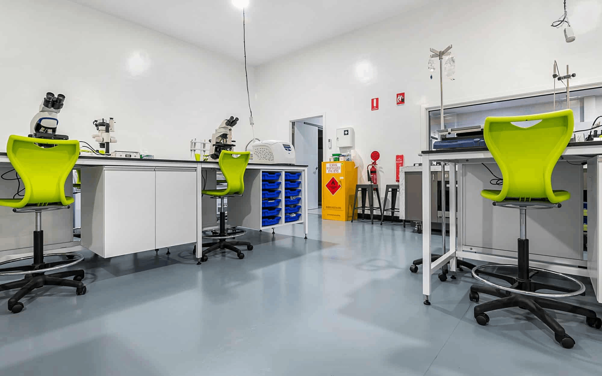 食品檢測實驗室裝修設計：無菌操作臺與微生物監控的黃金標準